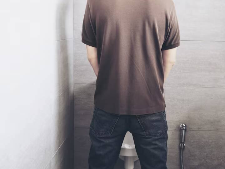 How many times should you Pee each day पूरे दिन में आप इतनी बार से ज्यादा करते हैं Toilet, तो हो सकती है चिंता की बात...ऐसे रखें ध्यान