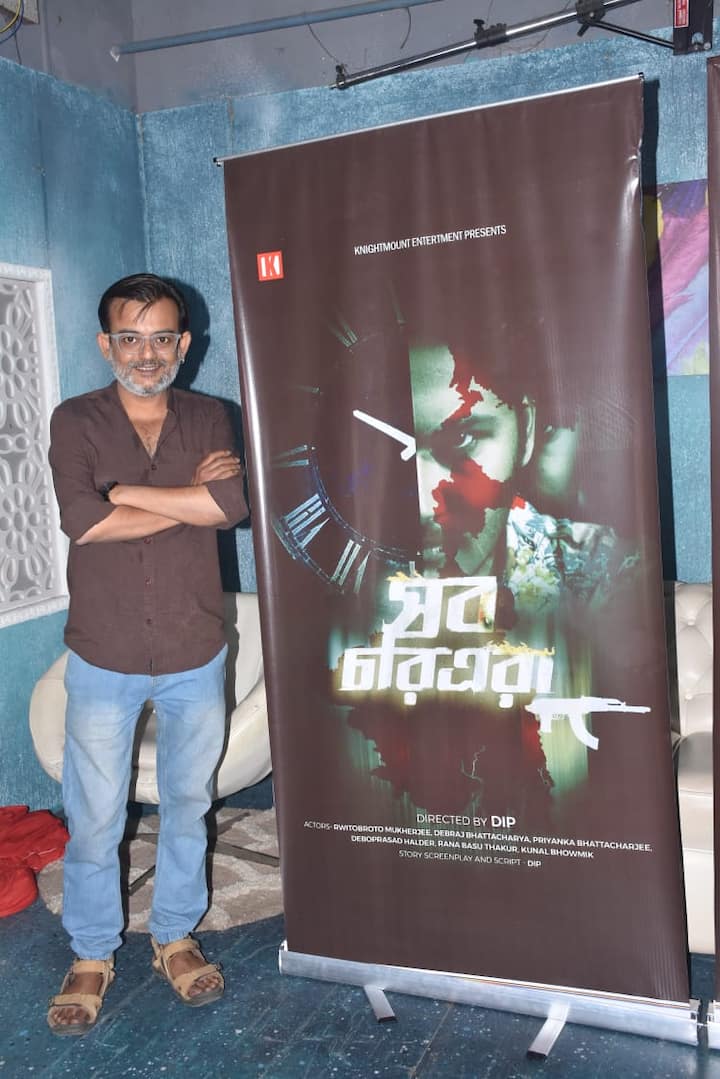 আগন্তুকের চরিত্রে দেখা যাবে দেবরাজ ভট্টাচার্যকে। খানিক তথাকথিত 'টম বয়' চরিত্রে দেখা যাবে প্রিয়ঙ্কাকে।