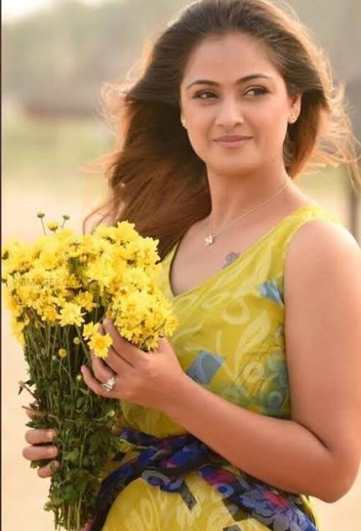 சினிமா வாழ்வை தவிர்த்து பல தன்னார்வ தொண்டு நிறுவனங்களுடன் இணைந்து மாணவர்களுக்கு உதவி செய்து வருகிறார். இன்று பிறந்தநாள் காணும் சிம்ரனுக்கு பலரும் வாழ்த்துக்களை தெரிவித்து வருகின்றனர்.