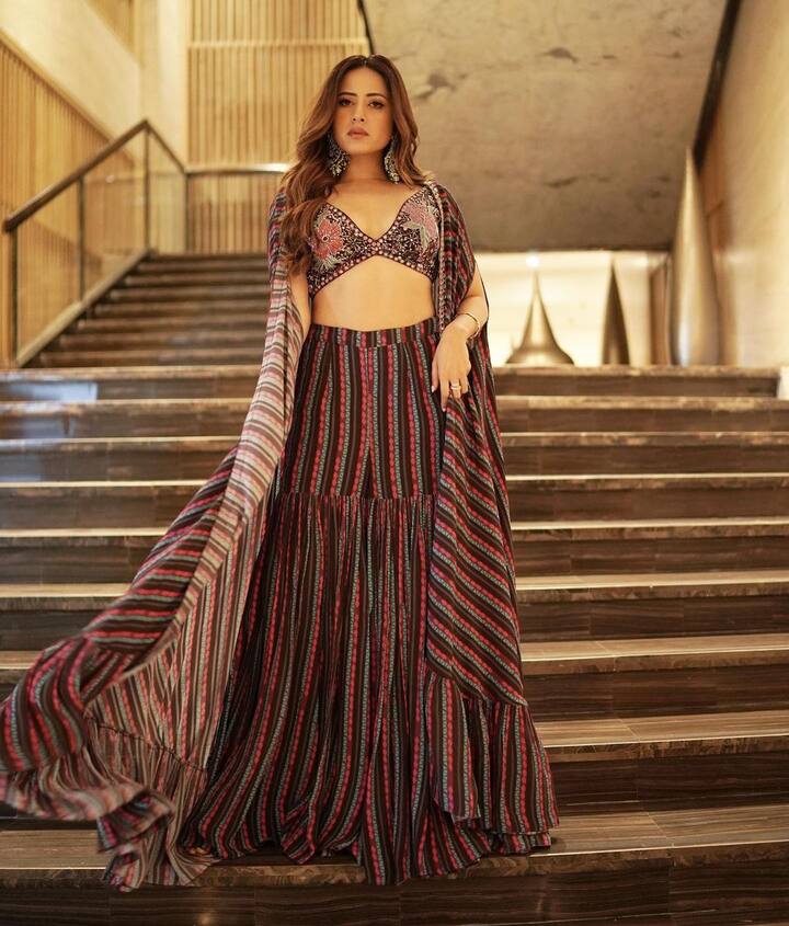किसी फंक्शन या वेडिंग में जाने के लिए पंजाबी एक्ट्रेस सरगुन मेहता के एथनिक लुक से आप इंस्पिरेशन ले सकती हैं. इस तरह खुद को तैयार करेंगी तो हर कोई आपके स्टाइल का फैन बन जाएगा.