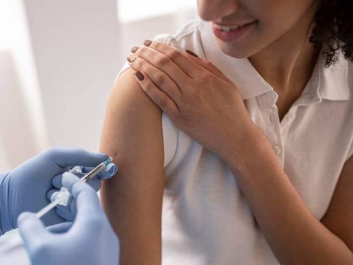 Who Can and Can not Safely Get the COVID 19 Vaccine कोविड वैक्सीन के साथ फ्लू शॉट लगवाना सेफ है या जान को खतरा, डॉक्टर से जानें इंजेक्शन लेते वक्त क्या गलती नहीं करनी है