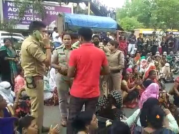 Indore Anganwadi Workers Block Road Raise Slogans CM Shivraj Singh Chouhan Govt ANN Indore में आंगनवाड़ी कार्यकर्ताओं ने  किया रोड जाम, शिवराज सरकार के खिलाफ की नारेबाजी