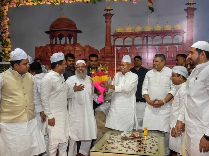 Bihar Politics heats up on CM Nitish Roza-Iftar on Red Fort stage Union Minister Giriraj Singh advises add PM with name CM नीतीश के 'लाल किले' वाले इफ्तार पर गिरिराज बोले- 'एफिडेविट करवा कर नाम में ही पीएम सटवा लें'