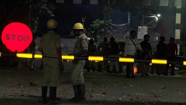 অশান্তির জেরে রাত ১০টা থেকে হাওড়া-ব্যান্ডেল মেইন লাইনে কার্যত স্তব্ধ হয়ে যায় রেল পরিষেবা। একের পর এক স্টেশনে দাঁড়িয়ে পড়ে লোকাল ও দূরপাল্লার ট্রেন।