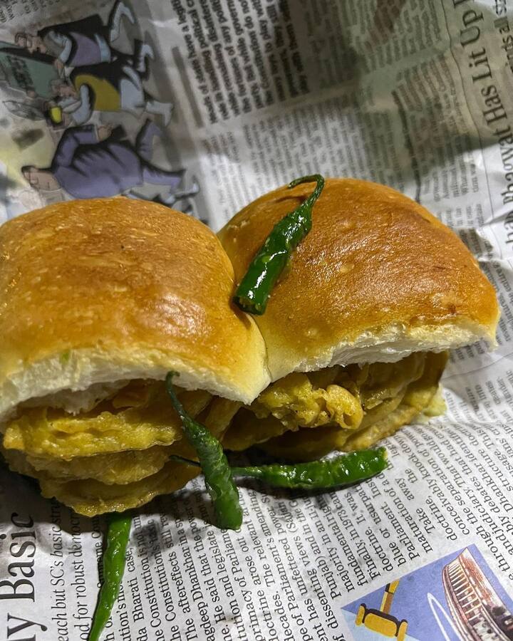 Mrunal seemed to have enjoyed the local Mumbai cuisine