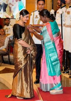 Padma Shri अवॉर्ड लेने से पहले पीएम मोदी को नमस्कार करती दिखीं Raveena Tandon, सामने आईं खूबसूरत तस्वीरें