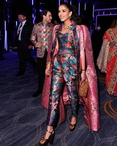 Radhika Merchant Photos: इंडो वेस्टर्न लुक में गॉर्जियस लगीं राधिका मर्चेंट, तस्वीरों में देखें अंबानी परिवार की छोटी बहू का खास अंदाज