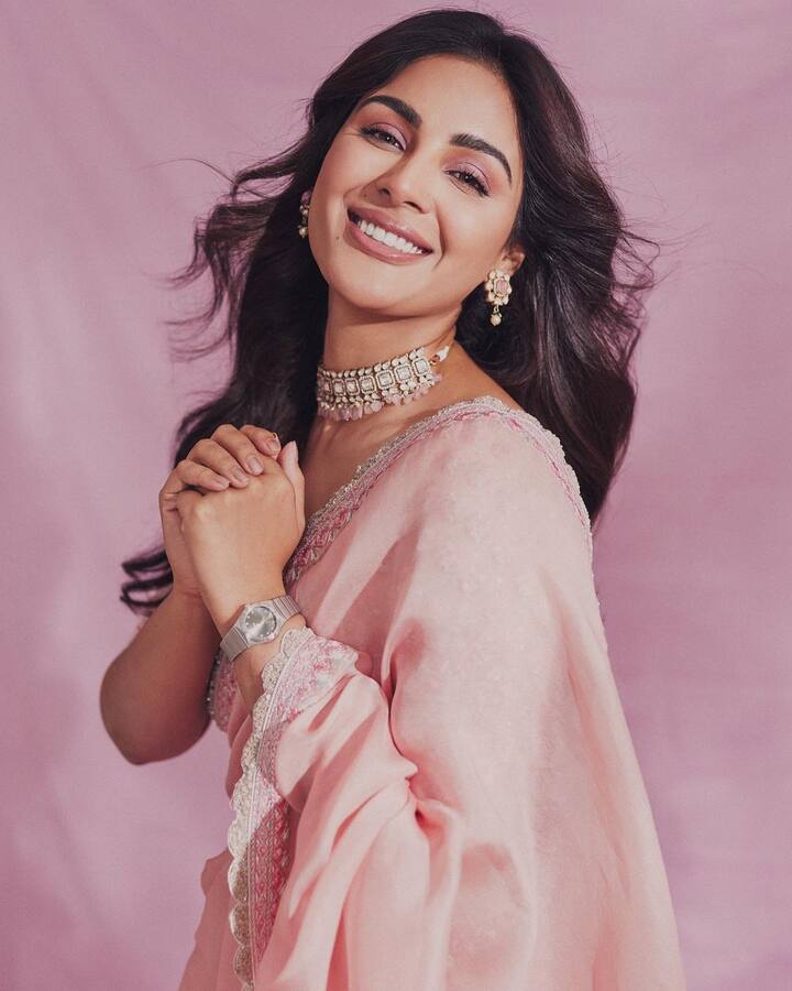 సంయుక్త ఎకనామిక్సలో గ్య్రాడ్యుయేషన్ చేసింది .
