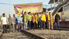 অবরোধের জেরে বাতিল একাধিক ট্রেন, কুড়মি বিক্ষোভে চূড়ান্ত দুর্ভোগে যাত্রীরা