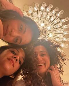 Taapsee Pannu ने इंडस्ट्री में 10 साल किए पूरे, दोस्तों के साथ बिकिनी पहन इस खास मोमेंट को किया एंजॉय