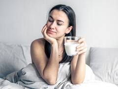 Milk At Night: रात को दूध पीने की आदत है तो यह बात जान लें... फायदे से ज्यादा नुकसान कर सकता है गलत तरीके से दूध पीना