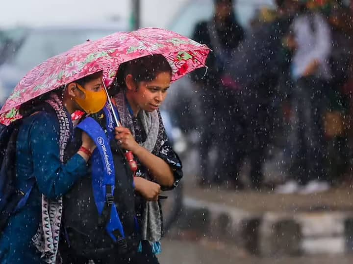 IMD Weather Update: देश में कभी चिलचिलाती गर्मी पड़ने लगती है तो कभी बेमौसम बारिश होने लगती है. मार्च की शुरुआत से ही मौसम में बदलाव देखने को मिल रहे हैं.