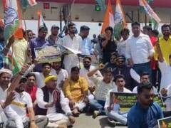 झारखंड: राहुल गांधी की सदस्यता रद्द किए जाने का विरोध, कांग्रेस कार्यकर्ताओं ने मैथन टोल टैक्स पर लगाया जाम