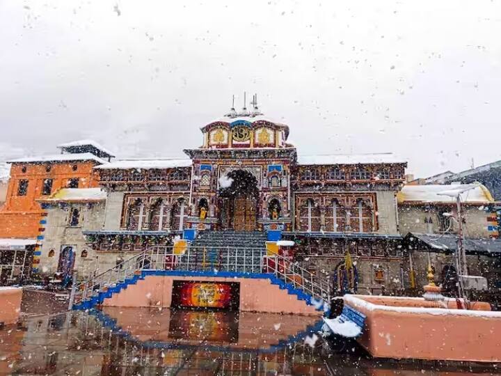 जानकारी के मुताबिक कश्मीर के गुरेज घाटी और सिक्किम, उत्तराखंड में मंगलवार (4 अप्रैल) को बर्फबारी हुई जिसकी वजह से सड़कों को बंद करना पड़ा.