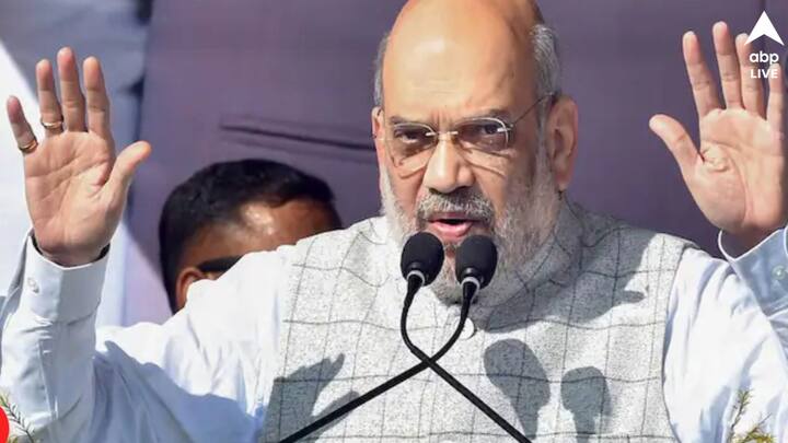 রামনবমীর মিছিল ঘিরে অশান্তির পর, মুখ্যসচিবের কাছ থেকে রাজ্যের রিপোর্ট চেয়েছেন কেন্দ্রীয় স্বরাষ্ট্রমন্ত্রী অমিত শাহ। আর এদিকে বিহারে অশান্তির প্রসঙ্গে কেন্দ্রীয় স্বরাষ্ট্রমন্ত্রীর মন্তব্যের প্রেক্ষিতে হাওড়া-রিষড়ার হিংসার ঘটনায় বিজেপিকে কড়া ভাষায় আক্রমণ মমতা বন্দ্যোপাধ্যায়ের।মমতা বলেন, 'বিহারে বলছে ক্ষমতায় ফিরলে কেউ অশান্তি করলে তাকে উল্টো করে ঝুলিয়ে দেওয়া হবে বলছে। তাহলে আজ করছেন না কেন ? দাঙ্গা তো বিজেপি-বজরং দল করছে। বাংলায় এসে একরকম কথা বলেন আর আড়ালে কর্মীদের উস্কানি দেন।'