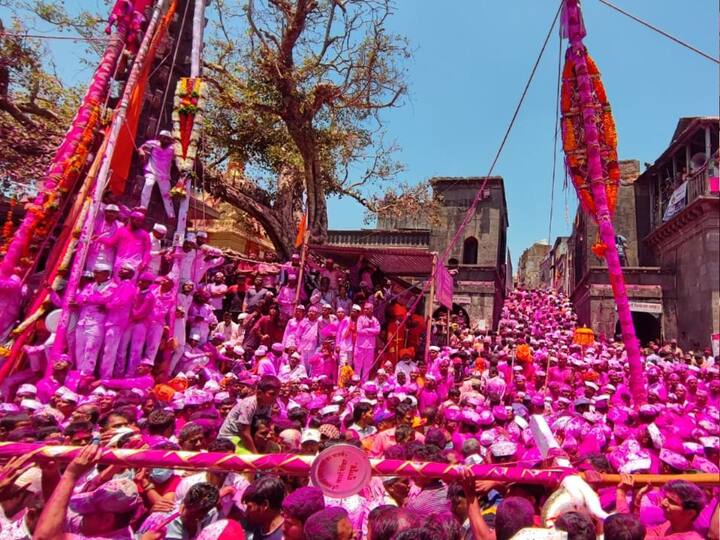 कोणत्याही निर्बंधाविना होत असलेल्या दख्खनचा राजा जोतिबाच्या यात्रेला गर्दीचा महापूर लोटला आहे. चैत्र यात्रेचा आज (5 एप्रिल) मुख्य दिवस असून लाखो भाविक दाखल झाले आहेत.