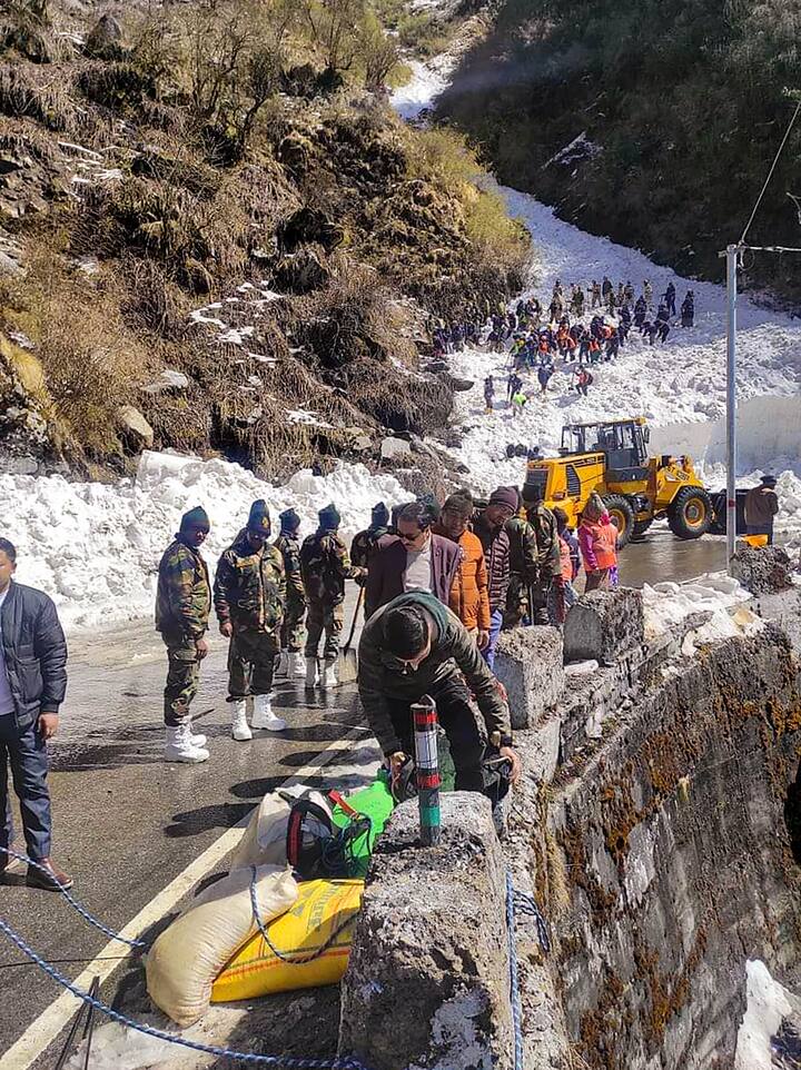 গতকালের তুষারধসের পরে বুধবারও সিকিমে চলছে উদ্ধারকাজ। বরফে চাপা পড়ে যাওয়া রাস্তা সাফ করে যাতায়াত স্বাভাবিক করার চেষ্টা হচ্ছে। আটকে থাকা পর্যটকদের উদ্ধার করার কাজও চলছে।