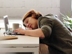 Health Benefits of Napping: क्या आपको भी दोपहर में नींद आती है? ये टेंशन की बात नहीं है, इसके फायदे जान लीजिए