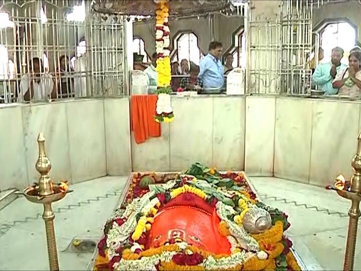 विशेष म्हणजे, सदैव श्रीराम सेवेत तत्पर असणारे हनुमान हे खुलताबादला निद्रावस्थेत पाहून भक्तांना आश्चर्य वाटते.