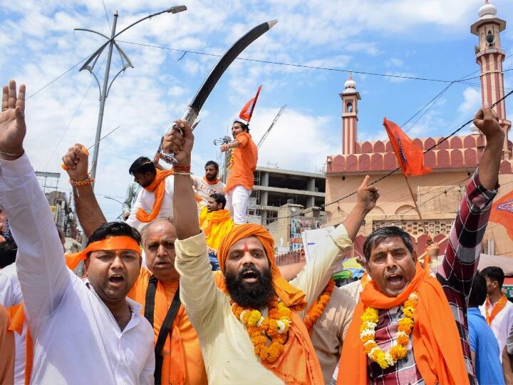 VHP took out a procession before Hanuman Jayanti, Swords waved in Delhi's Uttam Nagar Hanuman Jayanti: दिल्ली के उत्तम नगर में लहराईं तलवारें, हनुमान जयंती से पहले VHP ने निकाली शोभा यात्रा
