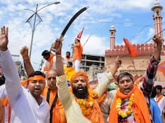 दिल्ली के उत्तम नगर में लहराईं तलवारें, हनुमान जयंती से पहले VHP ने निकाली शोभा यात्रा