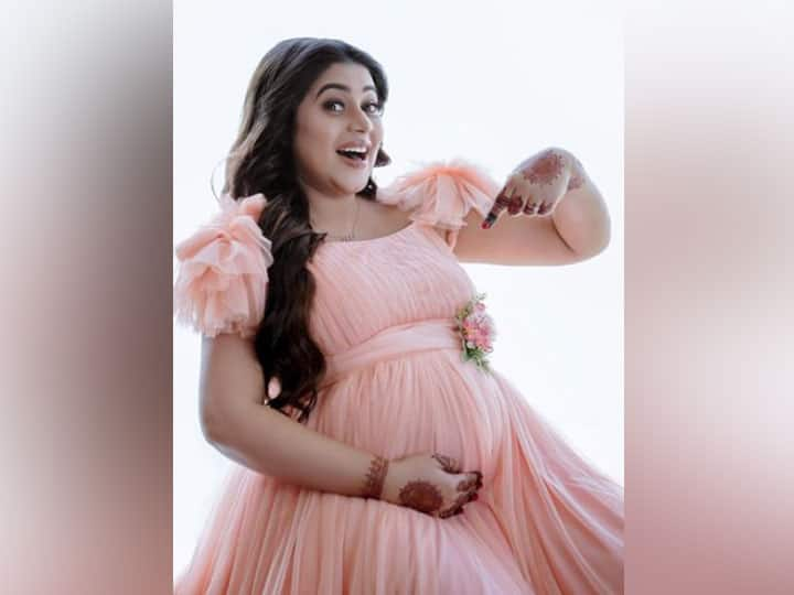 Shamna Kasim became a proud mother to a baby boy delivered her first child on April 4 'दसरा' एक्ट्रेस Shamna Kasim के घर गूंजी किलकारियां, शेयर की बेटे की पहली फोटो