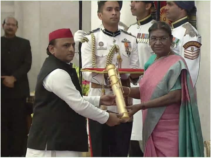 mulayam singh yadav conferred padma vibhushan posthumously akhilesh yadav received on his behalf Padma Awards 2023: मुलायम सिंह यादव मरणोपरांत पद्म विभूषण से सम्मानित, अखिलेश यादव ने लिया सम्मान