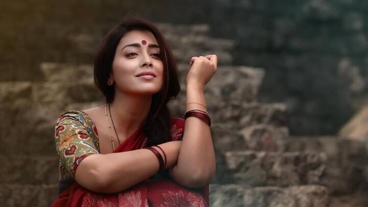శ్రియ తల్లి నీరజ, తండ్రి పుష్పేంద్ర శరన్ భట్నాగర్.