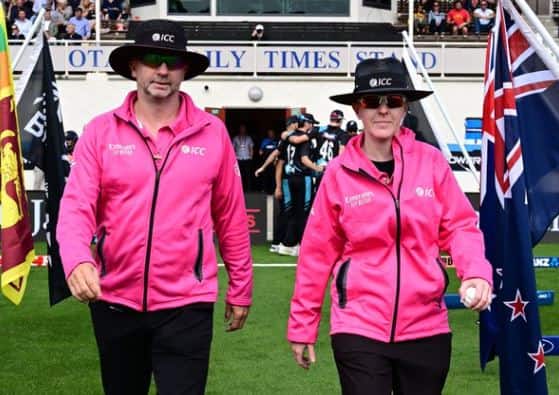 Kim Cotton New Zealand Becomes First Female Umpire in Mens International Match NZ vs SL 2nd T20 First Female Umpire : न्यूझीलंडच्या Kim Cotton यांनी इतिहास रचला, पुरुष क्रिकेटमध्ये अंपायरिंग करणाऱ्या पहिल्या महिला ऑन फिल्ड पंच