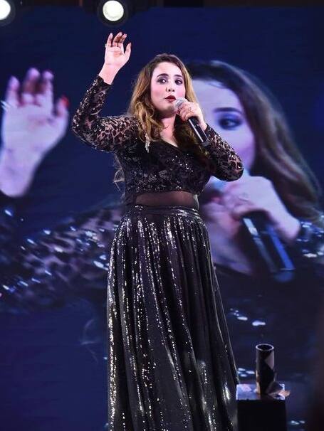 ब्लैक शिमरी आउटफिट में रानी चटर्जी का कहर