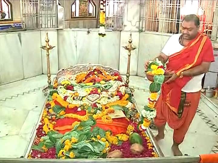 देशभरात गावोगावी हनुमानाची मूर्ती उभ्या अवस्थेतील पाहायला मिळते, पण खुलताबाद येथील भद्रा मारुतीची मूर्ती मात्र निद्रिस्त म्हणजेच, झोपलेल्या अवस्थेतील आहे.