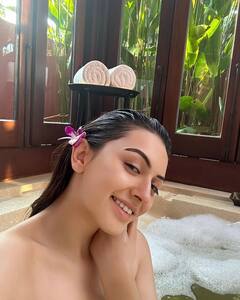 Hansika Motwani Latest Photos: शादी के बाद और हसीन हुईं हंसिका मोटवानी, बाथटब में दिए दिलकश पोज