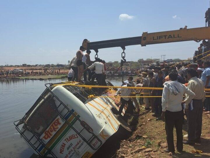 Karauli Bus Carrying 45 Passengers Falls into Lake One Dead one Injured and one man Missing ANN Bus Accident: 45 सवारियों से भरी बस अनियंत्रित होकर तालाब में गिरी, एक की हुई मौत 