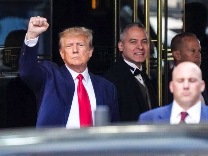 Donald Trump Case: डोनाल्ड ट्रंप पर लगाए गए 34 आरोप, एडल्ट स्टार केस में देना होगा हर्जाना, जानें क्या मिली सजा US former president Donald Trump charged for three catch and kill hush money payments Donald Trump Case: डोनाल्ड ट्रंप पर लगाए गए 34 आरोप, एडल्ट स्टार केस में देना होगा हर्जाना, जानें क्या मिली सजा