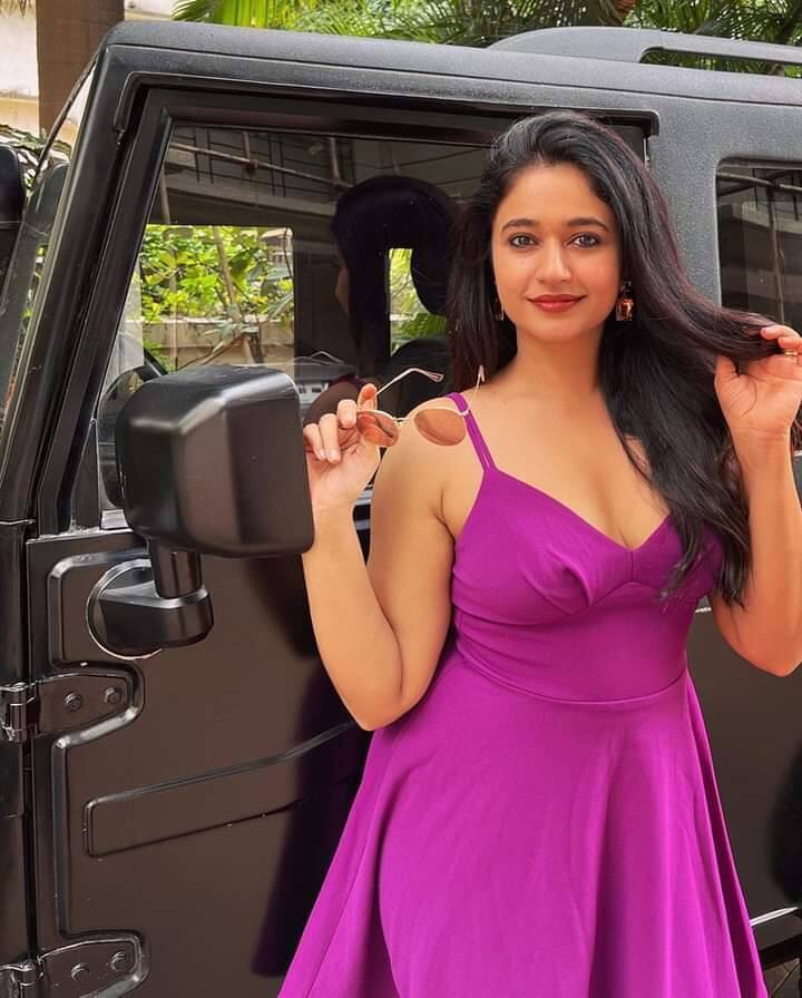 பூனம் பஜ்வா 1989 ஆம் ஆண்டு மும்பையில் பிறந்தார். இவர் தமிழ், தெலுங்கு மற்றும் கன்னடம் ஆகிய மொழித் திரைப்படங்களில் நடித்துள்ளார்.