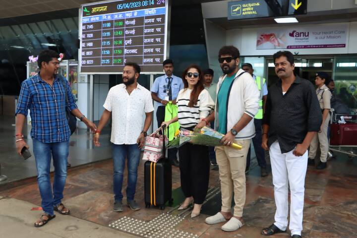 தற்போது, குலதெய்வம் கோவிலுக்கு செல்வதற்காக இன்று திருச்சி விமான நிலையத்திற்கு சென்றுள்ளனர். ஏர்போர்ட் லுக்கில் இருக்கும் இவர்களின் புகைப்படம் வெளியாகியுள்ளது.