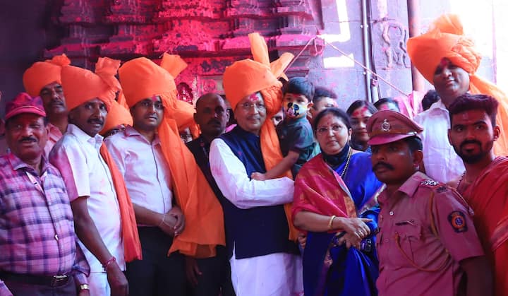 यावेळी त्यांच्या हस्ते सातारा जिल्ह्यातील निनाम पाडळी येथील सासन काठी क्र. 1 या मानाच्या सासन काठीचे पूजन करण्यात आले.