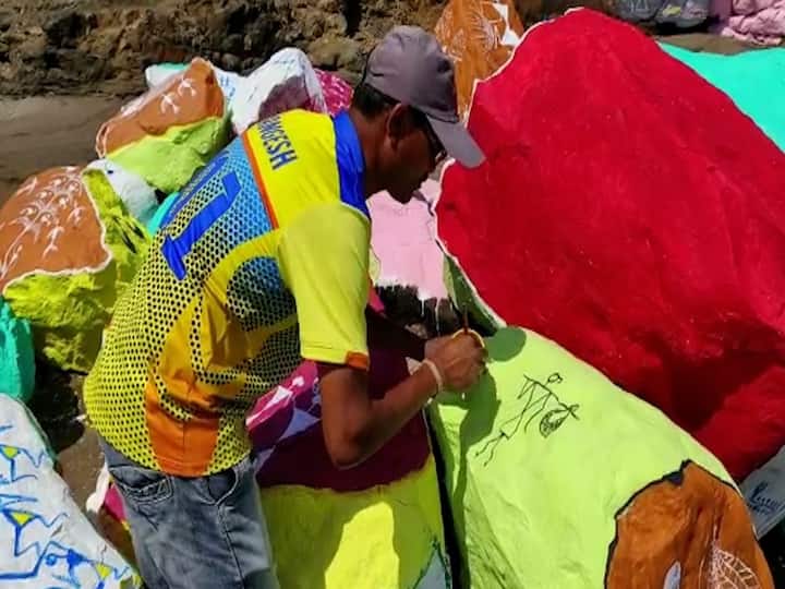 या भीम बांधाची ओळख कायम राहावी आणि गावातील स्थानिक तरुणांना रोजगार मिळावा म्हणून डहाणूतील वाघाडी येथील तरुणांनी एकत्र येत या भीम बांधावरील भल्या मोठ्या दगडांवर वारली चित्रकला साकारुन पर्यटकांचं लक्ष वेधण्याचा प्रयत्न केला आहे.