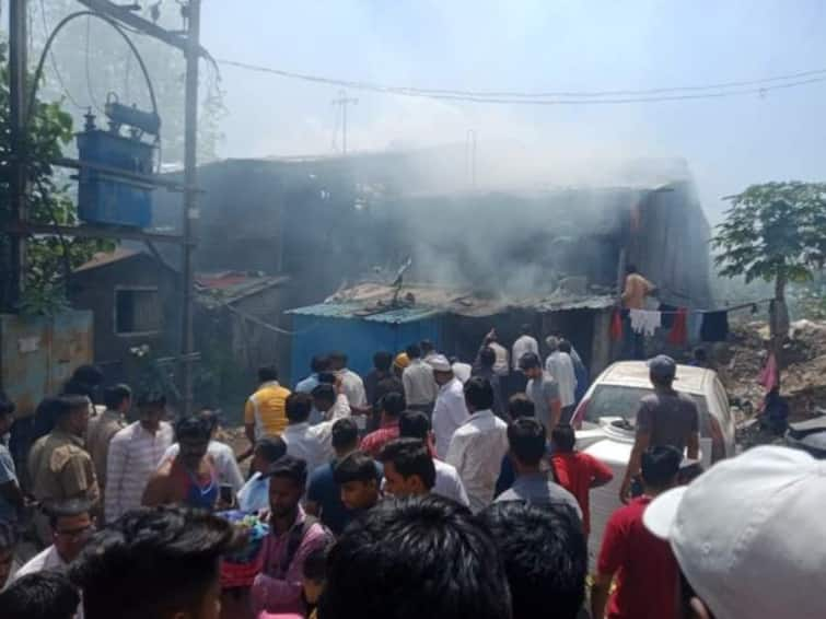 maharashtra news nashik news Four houses were gutted in fire at Mhasrul in Nashik city Nashik Fire : नाशिकमधील म्हसरुळ टेक वस्तीत आगीचा भडका, चार कुटुंबांचा संसार उद्ध्वस्त, अग्निशमनचा कर्मचारी अत्यवस्थ 