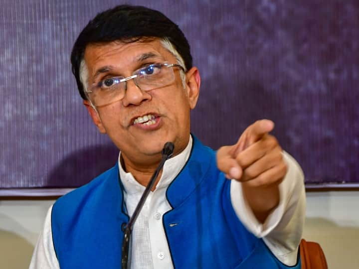 Pawan Khera attack on jyotiraditya scindia over rahul gandhi disqualification row Rahul Gandhi’s Disqualification: 'जो कांग्रेस का नहीं हुआ वो आपका क्या होगा', सिंधिया के बयान पर बोली कांग्रेस