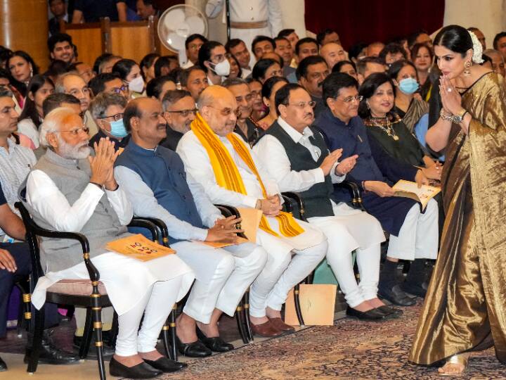 Padma Award At President House: राष्ट्रपति द्रौपदी मुर्मू ने पद्म अवॉर्ड बांटे. इस मौके पर पीएम मोदी, लोकसभा स्पीकर ओम बिरला, गृह मंत्री अमित शाह और बीजेपी अध्यक्ष जेपी नड्डा प्रमुख रूप से मौजूद रहे.