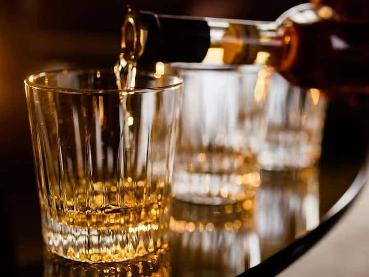 Moderate Drinking Has No Health Benefits Analysis of Decades of Research Finds क्या इस तरह से शराब पीना सेहत के लिए खराब नहीं है? एक रिसर्च में सामने आई हैरान कर देने वाली बात