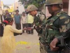BSF जवानों पर स्थानीय लोगों ने बरसाए फूल, कर्नाटक के कोलार से सामने आया खूबसूरत वीडियो