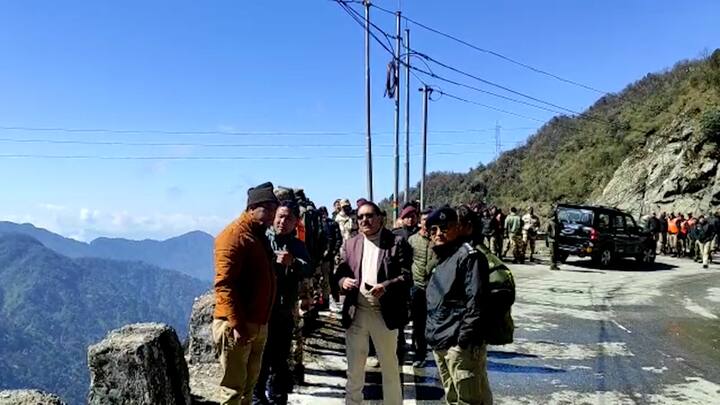 একাধিক পর্যটককে উদ্ধার করে নিয়ে যাওয়া হয় সেনা হাসপাতালে। বরফের তলায় চাপা পড়ে যায় পর্যটকদের গাড়িও। উদ্ধারকাজে নামে সিকিম পুলিশ ও বর্ডার রোড অর্গানাইজেশন। বেলচা দিয়ে বরফের স্তর সরিয়ে উদ্ধার করা হয় অন্তত সাড়ে তিনশো পর্যটককে।