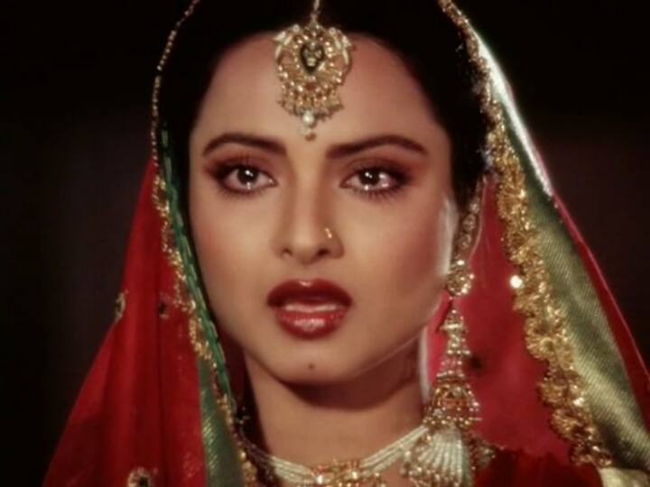 Rekha Controversies: बॉलीवुड की उम्दा एक्ट्रेस रेखा की लाइफ कंट्रोवर्सी से भरी हुई है. आज हम आपको एक्ट्रेस की उस फिल्म का किस्सा बता रहे हैं जब एक्टर ने जबरदस्ती उन्हें किस कर लिया था.