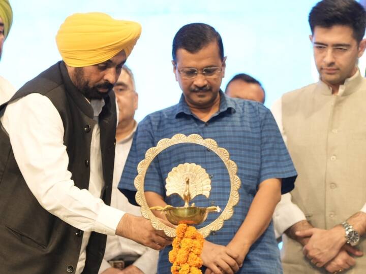 Arvind Kejriwal and Bhagwant Mann inaugurated CM The Yogashala free yoga classes program in Punjab ann CM The Yogashala: अब पंजाब में लगेंगी फ्री योगा क्लासेज, अरविंद केजरीवाल और भगवंत मान ने कार्यक्रम का किया उद्घाटन