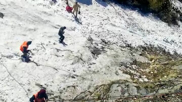 গতকালই মৃতদের পরিবারের প্রতি সমবেদনা জানিয়ে টুইট করেছেন নরেন্দ্র মোদি ও অমিত শাহ। শোকপ্রকাশ করে ট্য়ুইট করেছেন মমতা বন্দ্যোপাধ্যায়ও। মৃতের সংখ্যা আরও বাড়তে পারে বলে আশঙ্কা রয়েছে উদ্ধারকারী দলের।