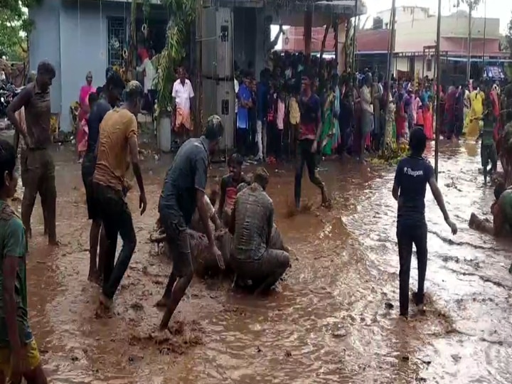 கோவில் திருவிழாவில் செருப்பு, துடைப்பத்தால் ஒருவருக்கொருவர் அடித்து விநோத வழிபாடு