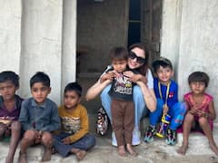 गांव में चूल्हे पर खाना बनाते दिखीं सौम्या टंडन, बेटे को भी सिखाई सिंपल लाइफ की वैल्यू