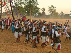 अनोखी परंपराओं के साथ बस्तर में मंडई मेला शुरू, प्रधान पुजारी को कंधे पर बैठाकर गुड़ी तक ले जाते हैं ग्रामीण